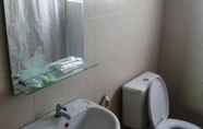 In-room Bathroom 4 Hotel Celebes