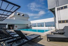 Swimming Pool 7 Hotel Neo+ Penang by ASTON