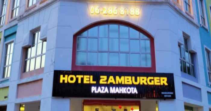 ภายนอกอาคาร Hotel Zamburger Plaza Mahkota