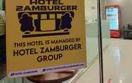 ล็อบบี้ 3 Hotel Zamburger Plaza Mahkota