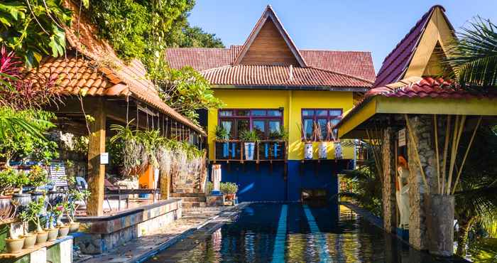 Kolam Renang Lost Paradise Resort