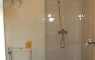 In-room Bathroom 4 Apartemen Puncak Permai