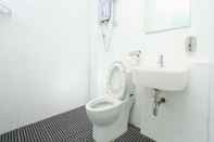 Toilet Kamar Crossroads Hotel