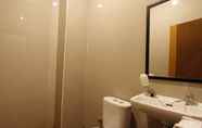 In-room Bathroom 7 Palapa Hotel Mataram