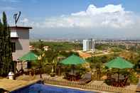 Kolam Renang The Valley Resort Hotel