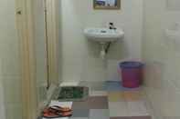 Bilik Mandi dalam Bilik SPOT ON 90870 Karim Ct Guest House 