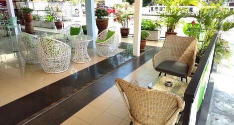 Lobby 2 Apple 1 Hotel Gurney