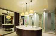 Toilet Kamar 4 Emporium Suites by Chatrium