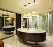 Toilet Kamar 4 Emporium Suites by Chatrium