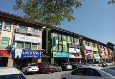 Exterior 2 Apple 1 Hotel Queensbay