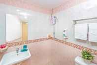 Toilet Kamar Hotel 81 Lucky