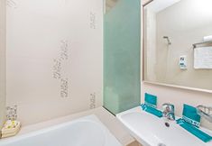 In-room Bathroom 7 Hotel 81 Dickson