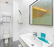 In-room Bathroom 6 Hotel 81 Rochor