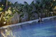 Kolam Renang BATIQA Hotel & Apartments Karawang