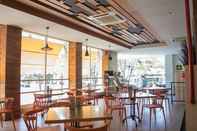 Bar, Cafe and Lounge Cleo Hotel Walikota Mustajab
