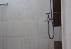 In-room Bathroom 6 Urbanpoint Hotel Syariah Pringsewu Lampung