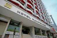 Bên ngoài Hotel Malaysia