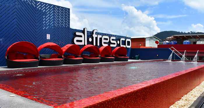 สระว่ายน้ำ Alfresco Hotel Patong