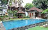 สระว่ายน้ำ 3 Yuliati House