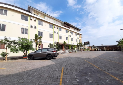 Bangunan Hotel DMadinah Residence Solo