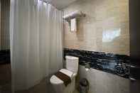 Toilet Kamar Travellers Hotel Phinisi