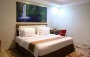 Bilik Tidur 3 Travellers Hotel Phinisi