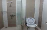 In-room Bathroom 5 Rail Transit Suite Gambir