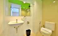 In-room Bathroom 4 Whiz Prime Hotel Megamas Manado