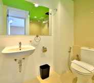 In-room Bathroom 4 Whiz Prime Hotel Megamas Manado