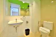 Toilet Kamar Whiz Prime Hotel Megamas Manado