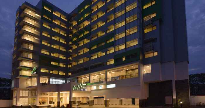 Luar Bangunan Whiz Prime Hotel Megamas Manado