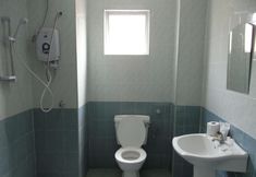 Toilet Kamar 6 Globallon Hotel Apartment