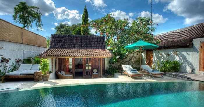 Kolam Renang Villa Emma