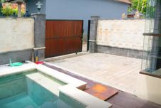 수영장 Puri Bintang