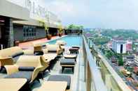 สระว่ายน้ำ Louis Kienne Hotel Simpang Lima