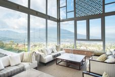 Bar, Cafe and Lounge Amartahills Hotel and Resort Batu