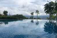 Swimming Pool Amartahills Hotel and Resort Batu