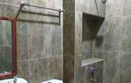 Phòng tắm bên trong 6 Hotel Wisata Bandar Jaya