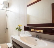 In-room Bathroom 7 Rosalia Indah Hotel