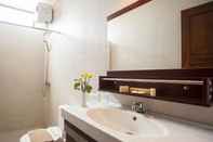 Toilet Kamar Rosalia Indah Hotel