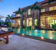 Swimming Pool 6 Nang Ade Villa by Pramana Villas