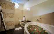 Phòng tắm bên trong 3 Nang Ade Villa by Pramana Villas