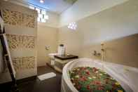 Phòng tắm bên trong Nang Ade Villa by Pramana Villas