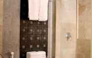 In-room Bathroom 5 Biz Boulevard Hotel Manado