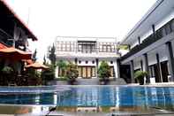 สระว่ายน้ำ The Radiant Villa & Function Hall