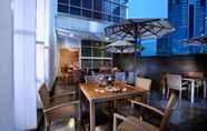 Bar, Kafe, dan Lounge 2 Oakwood Premier Cozmo Jakarta