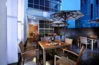 Bar, Kafe, dan Lounge Oakwood Premier Cozmo Jakarta