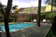 Kolam Renang Padang Lovina Seaside Cottage