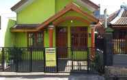 Exterior 7 Comfy 3 Bedroom at Anggrek Homestay