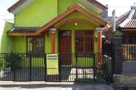 Exterior Comfy 3 Bedroom at Anggrek Homestay